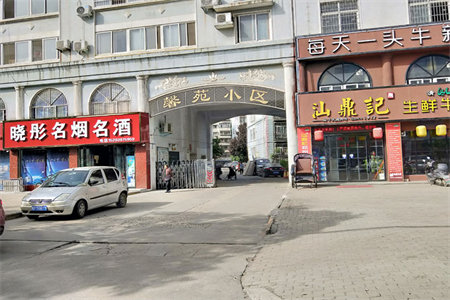 百合花园3室2厅1卫130㎡带车库附房